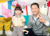 어린이와 함께 사진찍는 김장호 구미시장