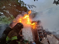 부산 사상구 가건물서 화재…70대 남성 2도 화상