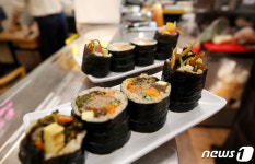 김밥·떡볶이 사먹기도 겁나네…외식물가, 35개월째 전체 물가보다 높아