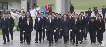 현충원 참배 나선 박찬대 원내대표 및 원내지도부