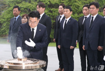 현충원 참배하는 박찬대 원내대표 및 원내지도부