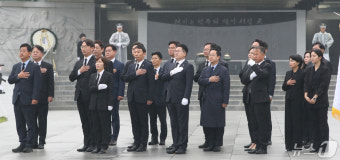 현충원 참배하는 박찬대 원내대표 및 원내지도부