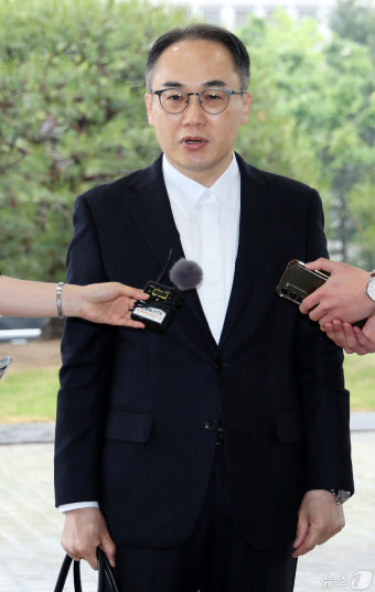 검찰총장, 명품 백 의혹에 