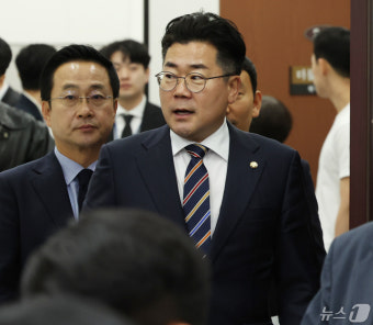박찬대 원내대표, 첫 원내대책회의 참석