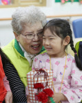 팔달노인복지관, 어버이날 맞아 카네이션 전달 행사 개최