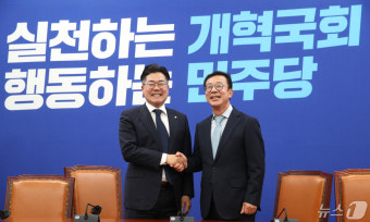박찬대 신임 원내대표 찾은 홍철호 정무수석