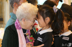 할머니에게 카네이션 달아주는 어린이