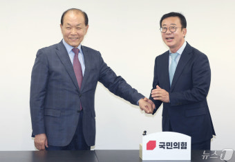 황우여 비대위원장 찾은 홍철호 정무수석