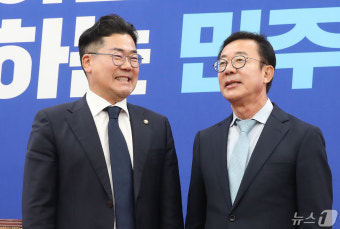 박찬대 신임 원내대표 예방하는 홍철호 정무수석