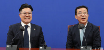 박찬대 신임 원내대표 예방하는 홍철호 정무수석
