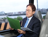 이동하며 업무보는 조희연 교육감