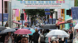 북적이는 명동 거리