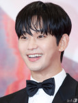 김수현, 힐링 미소