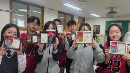 학생 인성 책임지는 수원 망포중…어버이날 카네이션·감사장 제작