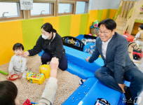 꿈나무사회복지관 실내놀이터 둘러보는 강기정 시장