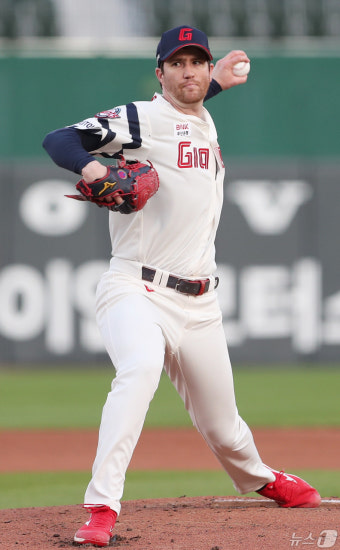 롯데 선발 반즈, 역투