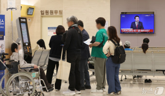병원에 생중계 되는 윤석열 대통령 취임 2주년 기자회견