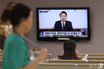 병원에 생중계 되는 대통령 취임 2주년 기자회견