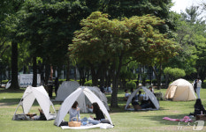 삼삼오오 모여 독서하는 학생들