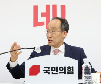 취재진 질문 받는 추경호 신임 원내대표