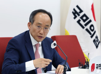 취재진 질문 받는 추경호 신임 원내대표