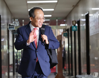 취재진 향해 인사하는 추경호 신임 원내대표