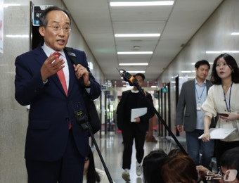 취재진 질문 받는 추경호 신임 원내대표