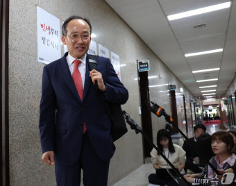 취재진 질문 받는 추경호 신임 원내대표