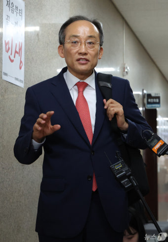추경호 신임 원내대표 '취재진 질문에 답변'