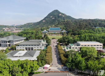 '개방 2주년' 청와대, 시민들 발길 꾸준히 이어져