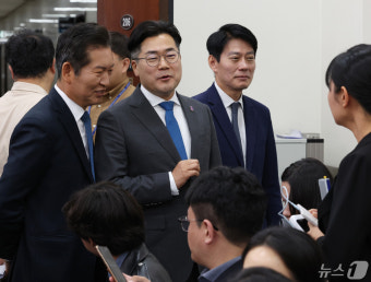 취재진 질문에 답변하는 박찬대 원내대표