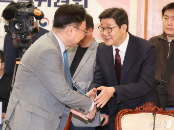 조규홍 복지장관과 인사하는 노연홍 의료개혁특위 위원장