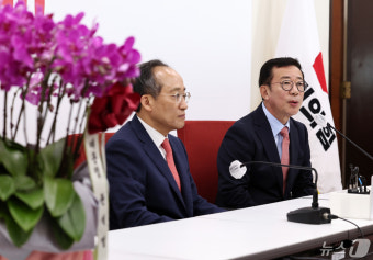 홍철호 정무수석, 추경호 원내대표 예방