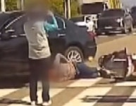 사람 쓰러졌는데 신고보다 찰칵…사고로 다친 운전자 촬영 삼매경[영상]