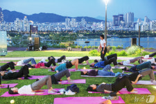 공원에서 즐기는 별빛요가
