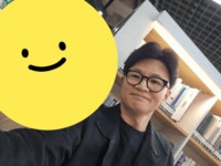 양재도서관서 한동훈 봤다…골전도 이어폰 끼고 독서, 팬과 셀카 눈길