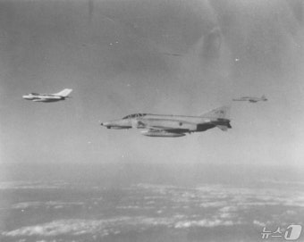 공군의 F-4E 팬텀 4대, 국토순례 비행 성공적 실시