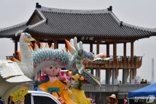 영일대해수욕장에 나타난 용과 봉황 장엄물