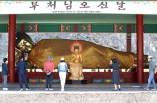 부처님오신날 앞두고 영천 만불사 찾은 시민들