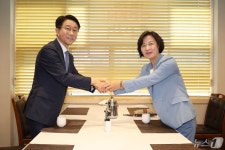 손 잡은 추미애·조정식 국회의장 후보