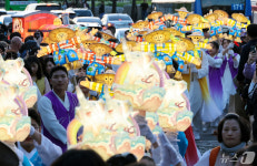 인사동길 지나는 연등놀이
