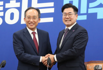 악수 나누는 추경호·박찬대