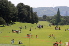 나들이 나온 시민들로 붐비는 골프장