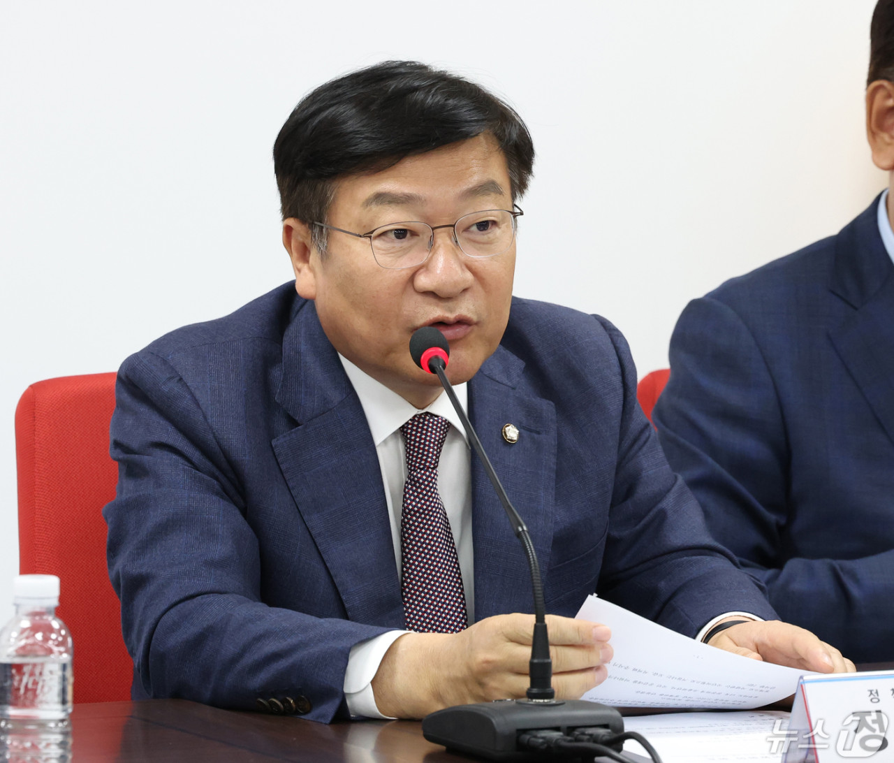 국민의힘 정책위원장 정점식, 사의 표명..당의 분열 막기 위해