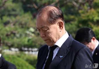 묵념하는 황우여 비대위원장