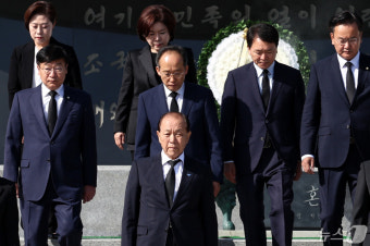현충탑 참배 마친 황우여·추경호