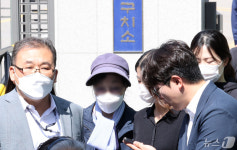 취재진 질의에 답변 없는 최은순씨