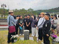 스승의 날 국립5·18민주묘역 참배하는 함평나산실용예술중 학생들