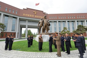 북한 김정은, 완공된 당 중앙간부학교 현지지도