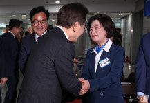 추미애 후보와 인사하는 이재명 대표
